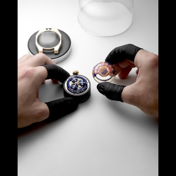 URWERK UR-100V Time and Culture 3